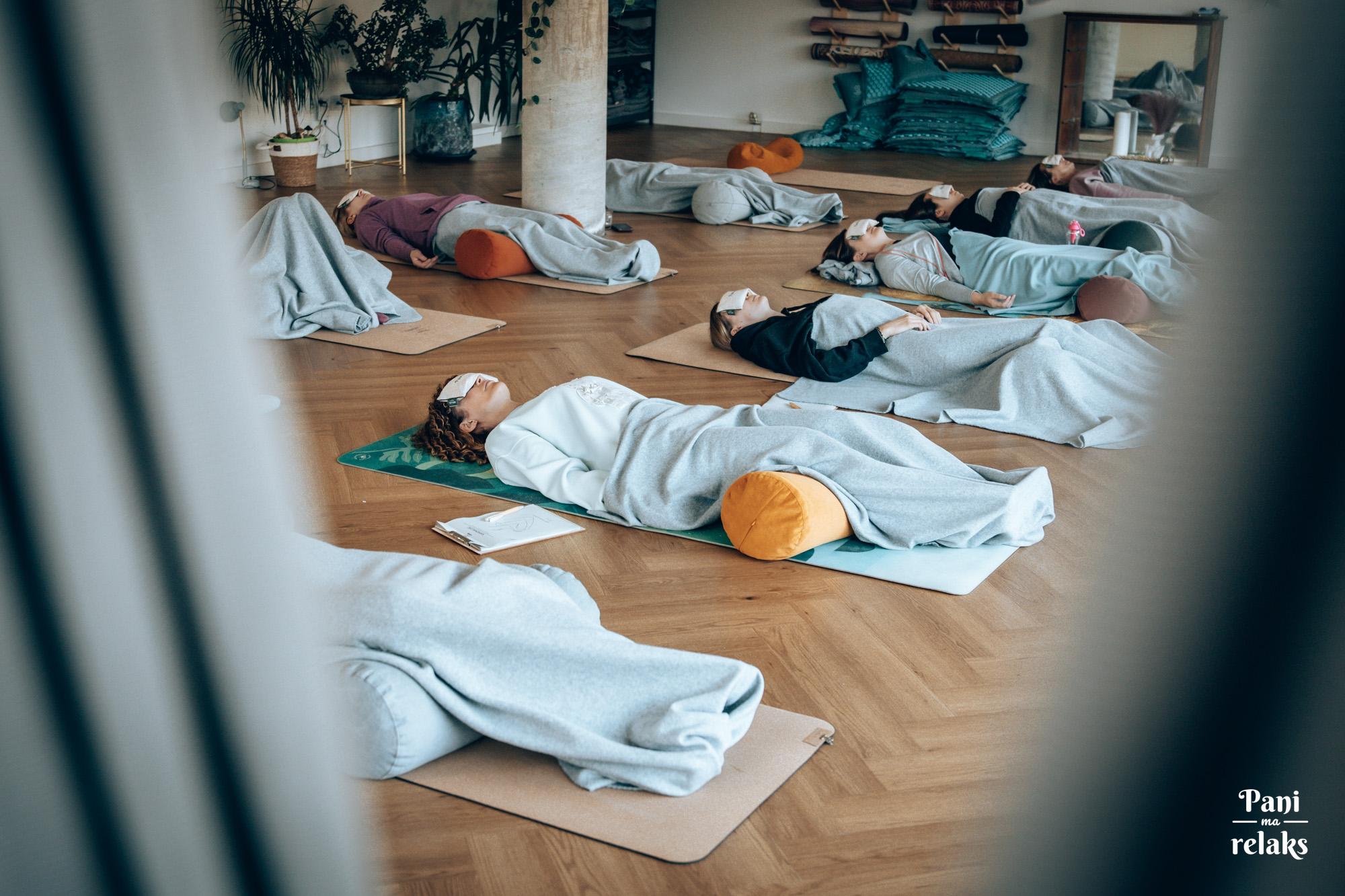 Praktyka jogi nidry — relaks pod kocem